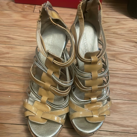 Needs cleaning but great condition. No box for the shoes - Picture 1 of 3